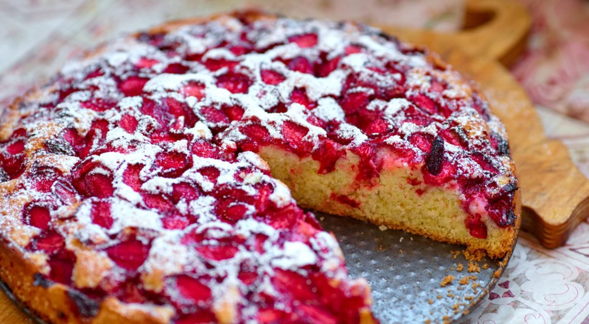 Traditional homemade strawberry pie tart cake sweet baked pastry food, close up - Imagem ilustra bolo de morango