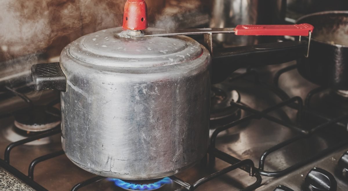 vbacarin/IStock - Imagem de panela de pressão sob um fogão