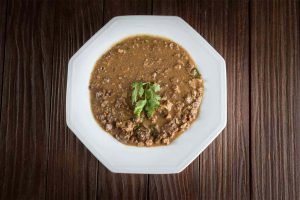 Sarapatel combina com vinho? Veja como harmonizar comidas regionais com vinhos sofisticados