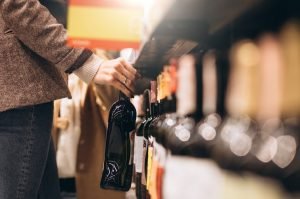 Deitado ou em pé? Especialista explica melhor maneira para guardar os vinhos em casa