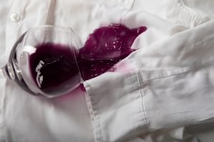 Saiba como usar leite morno para retirar mancha de vinho de roupas brancas