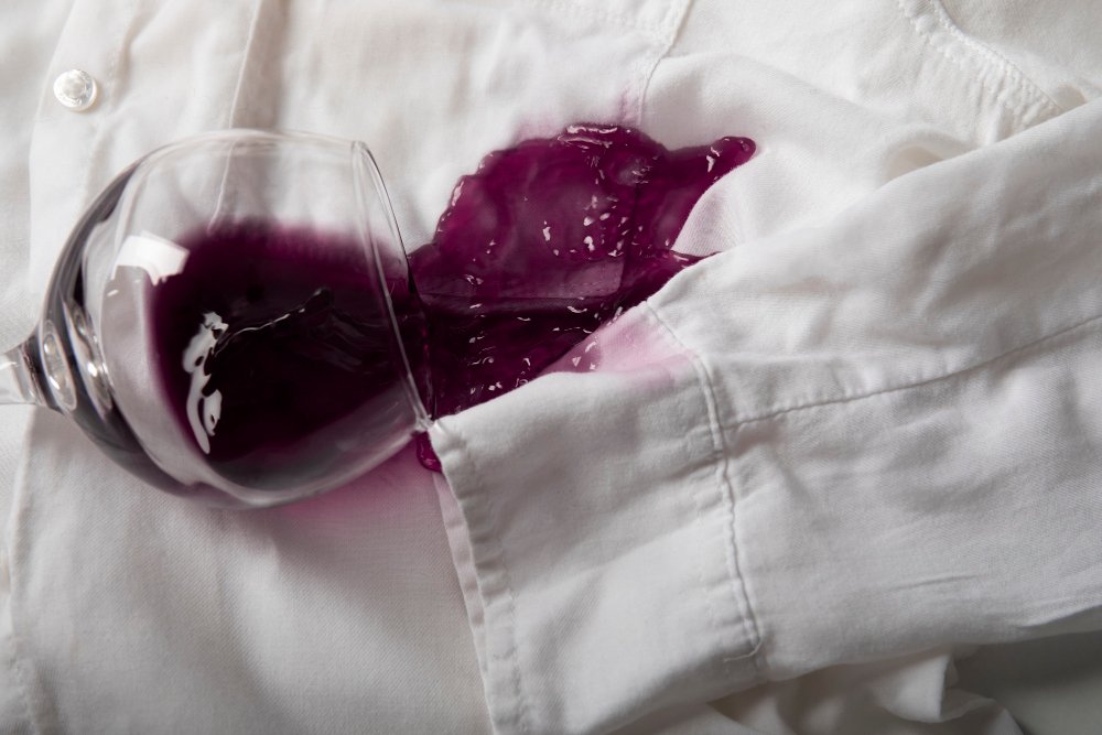 Saiba como usar leite morno para retirar mancha de vinho de roupas brancas