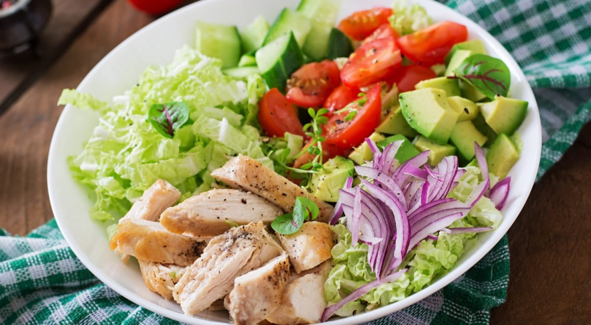 Imagem de Salada de frango com creme de abacate - Freepik - Imagem de Salada de frango com creme de abacate - Freepik