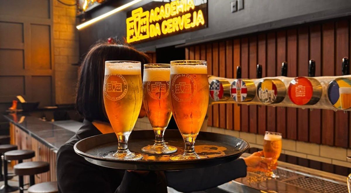 Divulgação/Ambev - Imagem de garçom servindo cerveja
