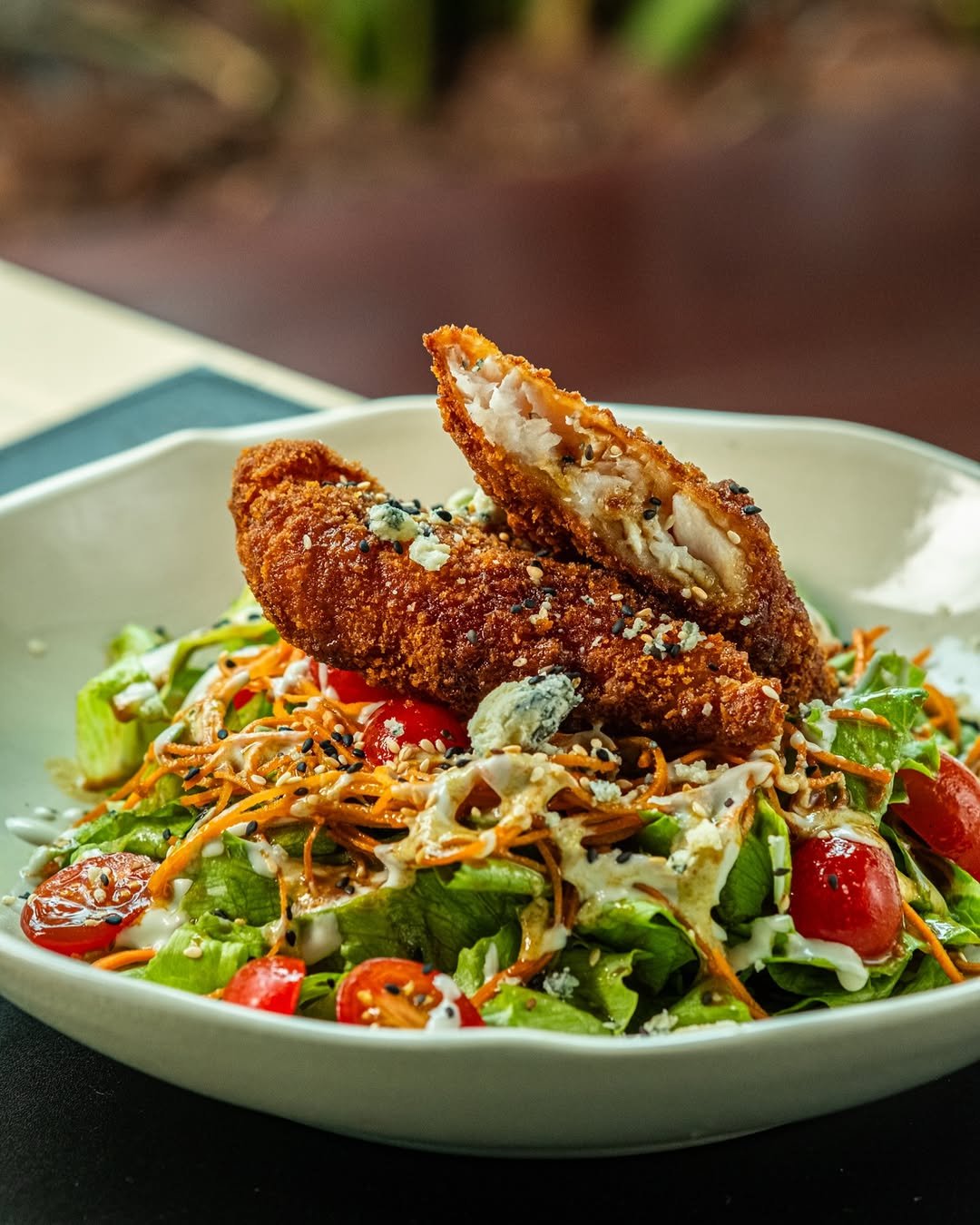 Filé de tilápia acompanhado de uma salada fresca, do Chiwake