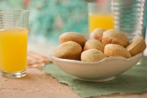 Dia do Pão de Queijo: veja como preparar uma versão de pão de queijo com farinha de trigo