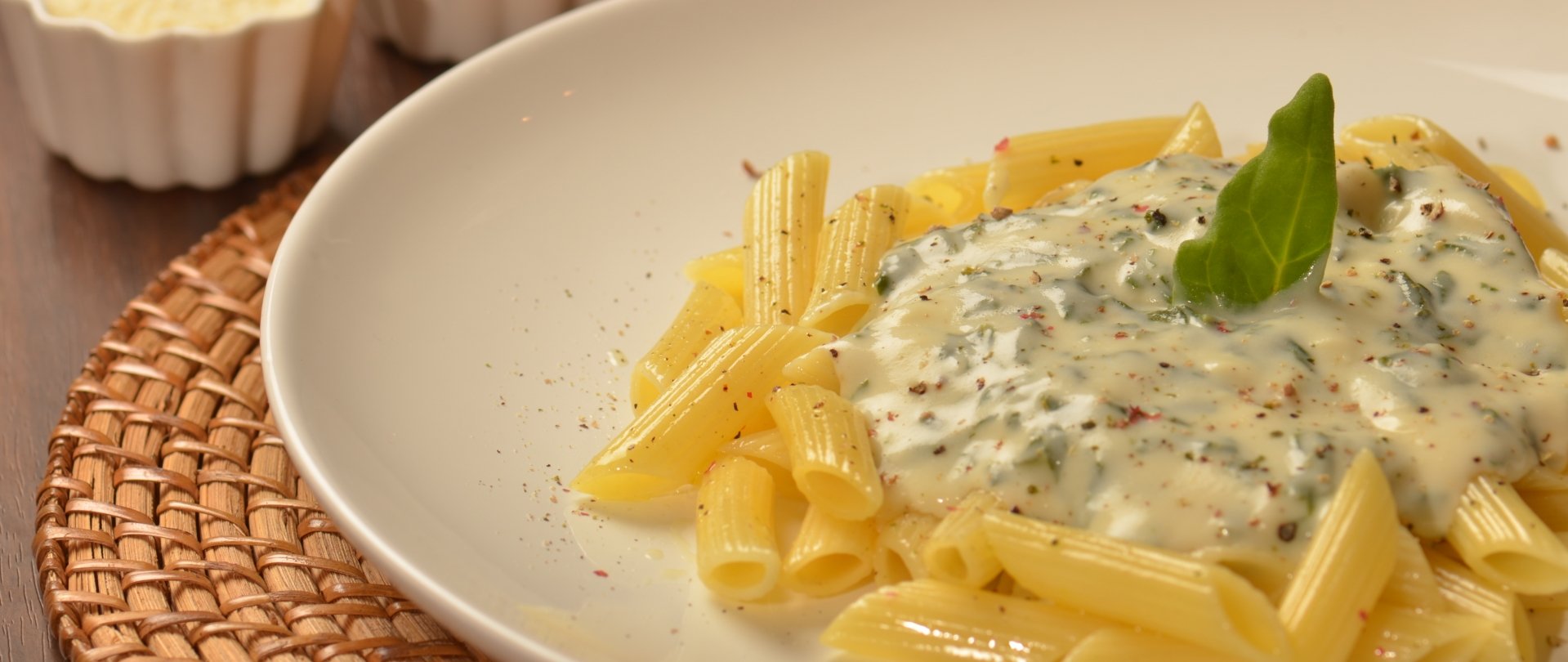 Penne ao Molho Branco de Espinafre Cremoso