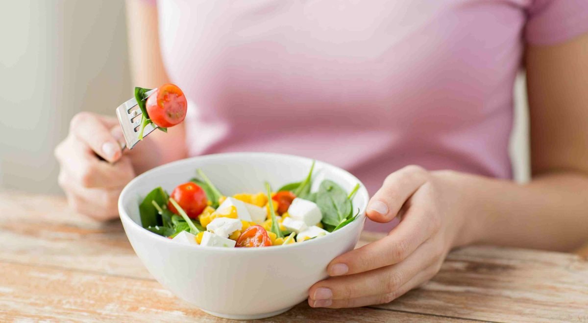 Divulgação - Imagem de mulher fazendo comida saudável
