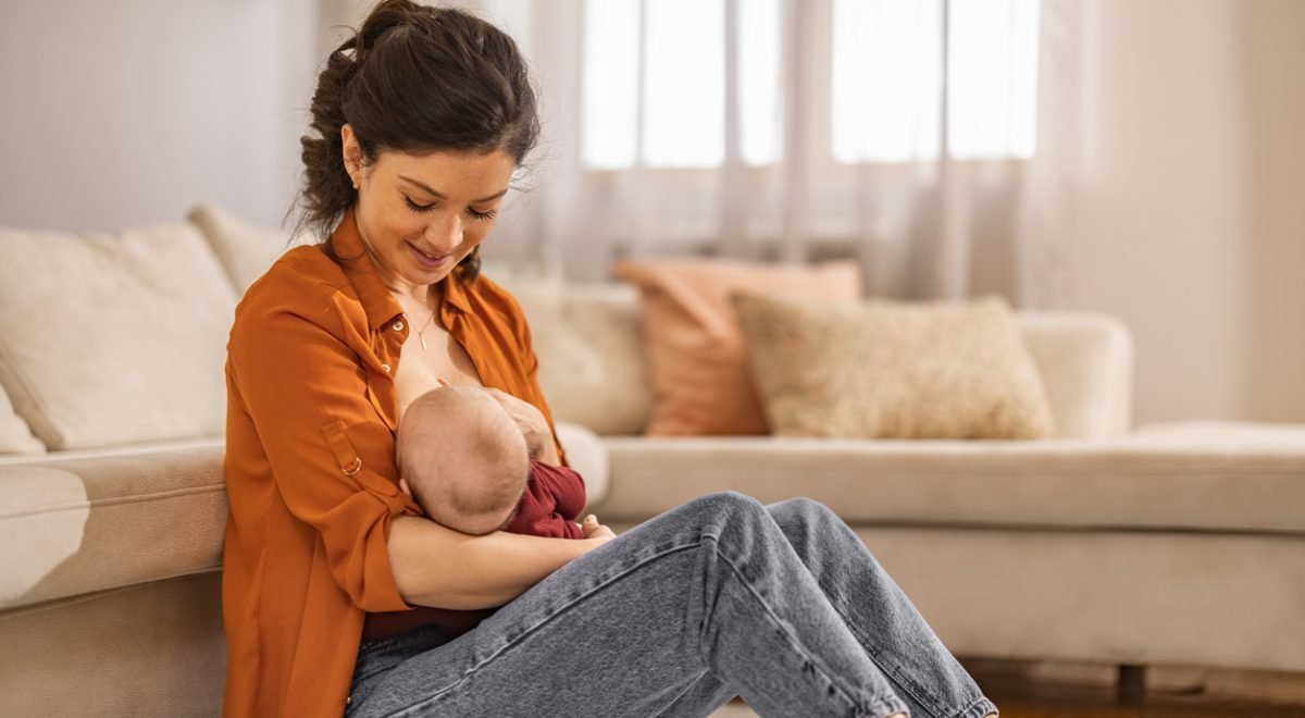 IStock/Ivanko_Brnjakovic - Imagem de mulher amamentando bebê