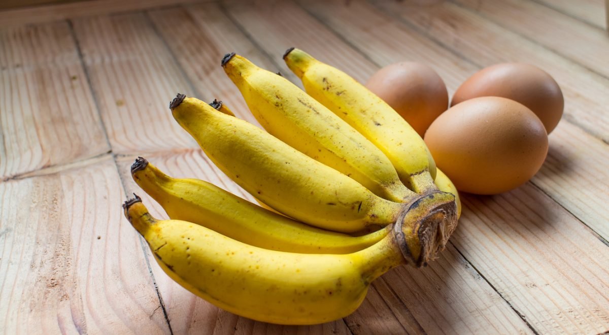 anujaree/IStock - Imagem de cacho de banana e ovos de galinha