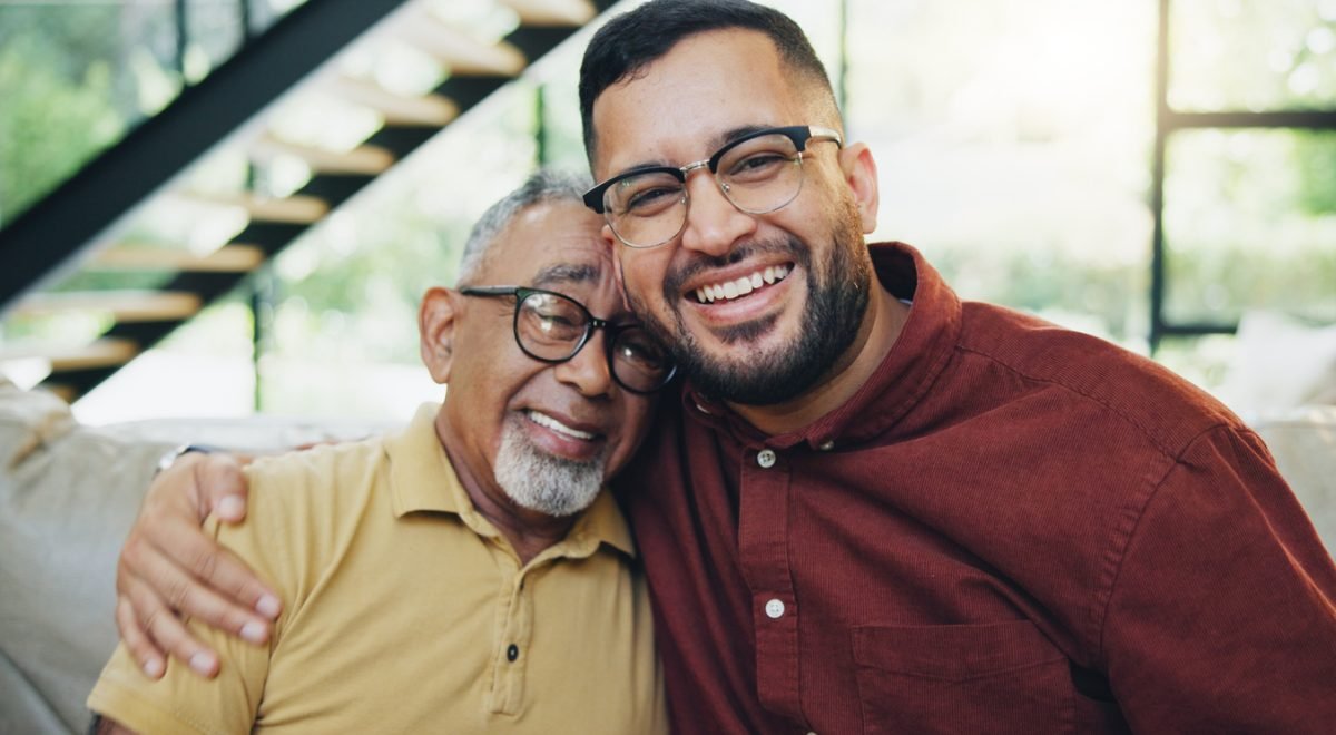 Jacob Wackerhausen/IStock - Imagem de pai e filho se abraçando no Dia dos Pais