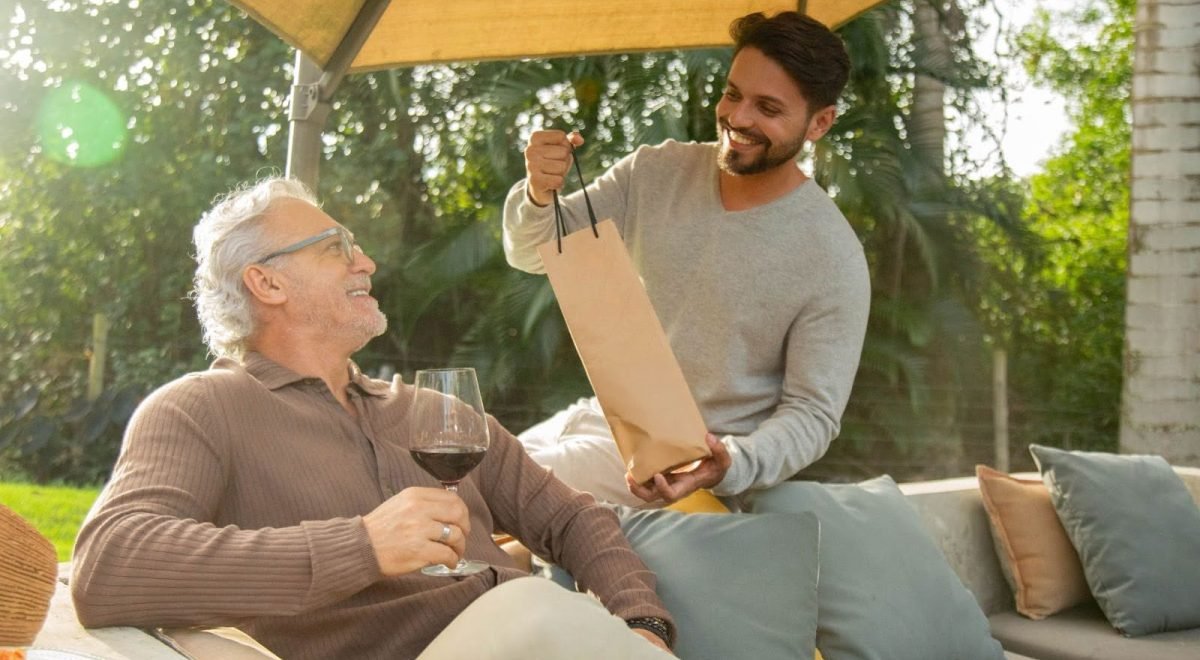 Rhafaela Lima/Wine - Imagem de homem presenteando pai com vinho