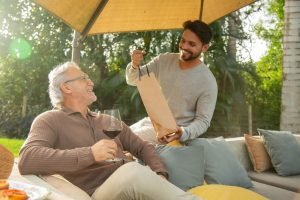 Presentes criativos: Especialista recomenda 5 vinhos fora do comum para surpreender no Dia dos Pais
