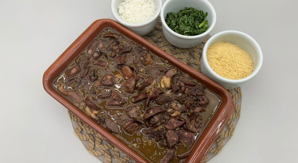 Flávia Marques/JC - Imagem de feijoada com acompanhamentos