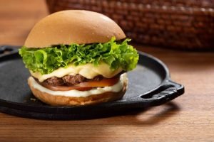 Hambúrguer na dieta? X-Salada clássico pode ser aliado em uma alimentação saudável