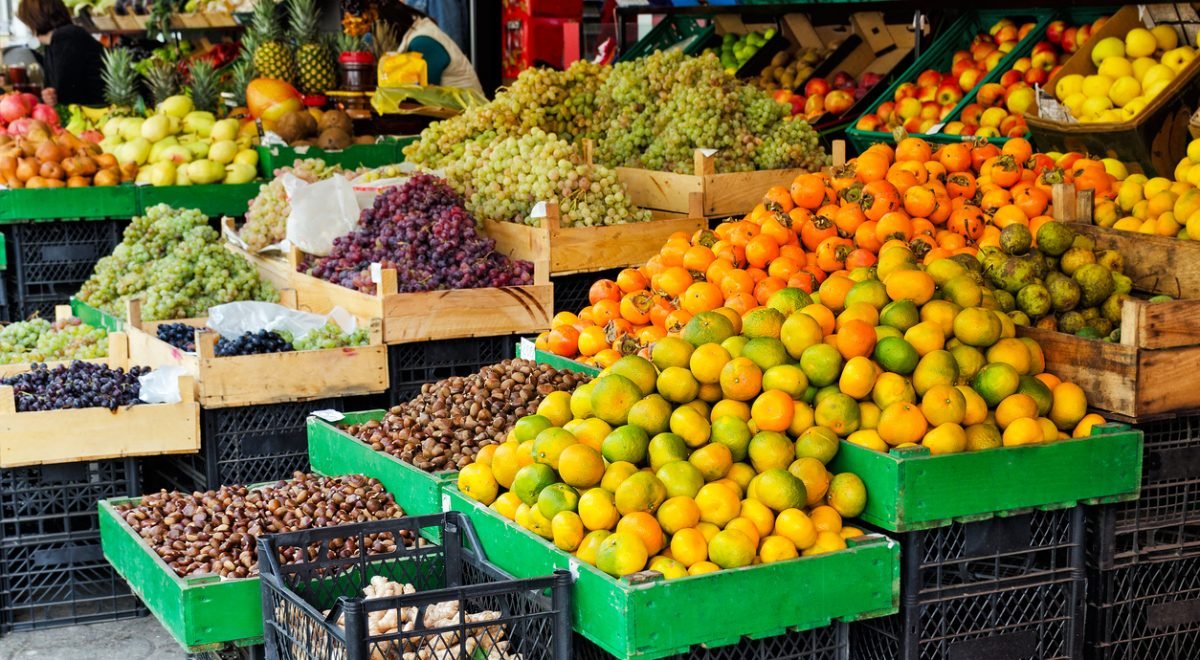 IStock/Lina Moiseienko - Imagem de frutas expostas em feira de rua