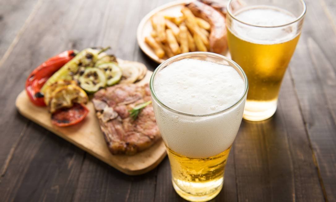 Imagem de carnes e copos de cerveja