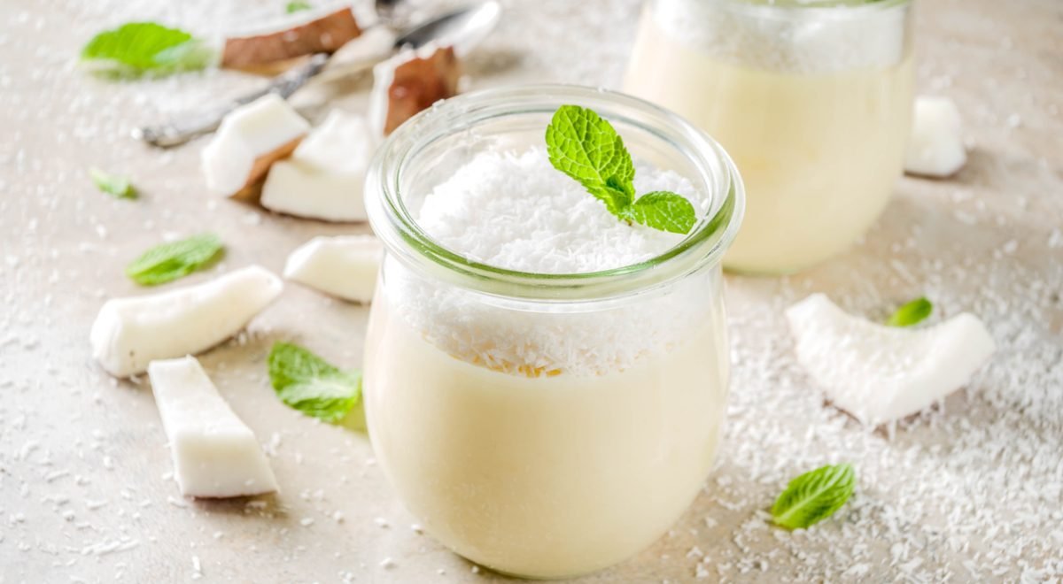 Pudim de coco - iStock - Imagem ilustra pudim de coco fit em copo