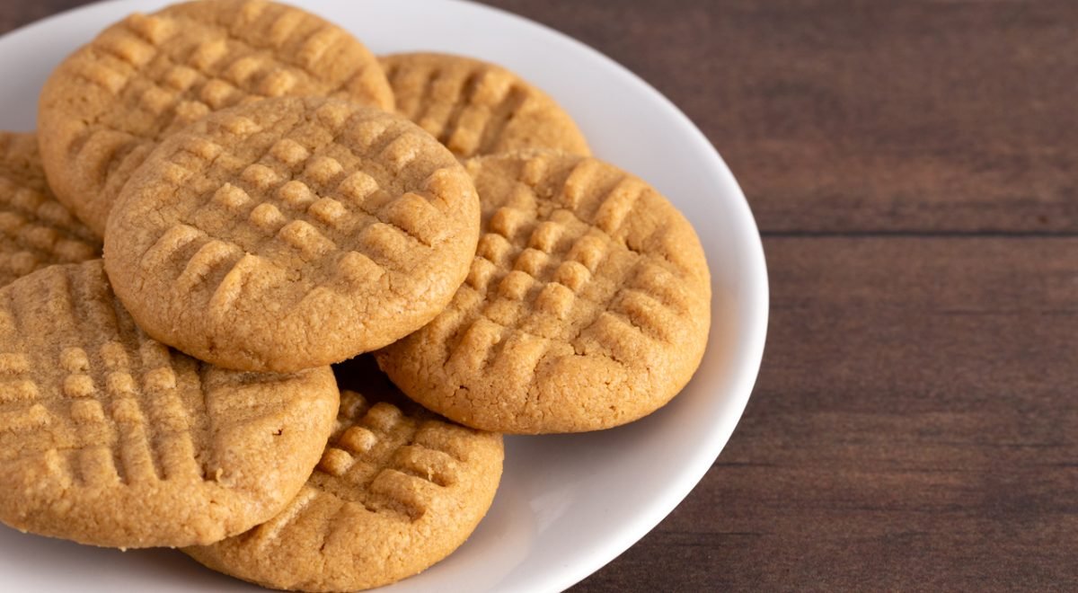 Cookie de pasta de amendoim - iStock - Imagem ilustra cookies de pasta de amendoim em prato branco