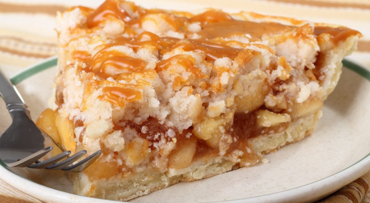 Torta de banana e mel - iStock - Imagem ilustra fatia de torta de banana com mel