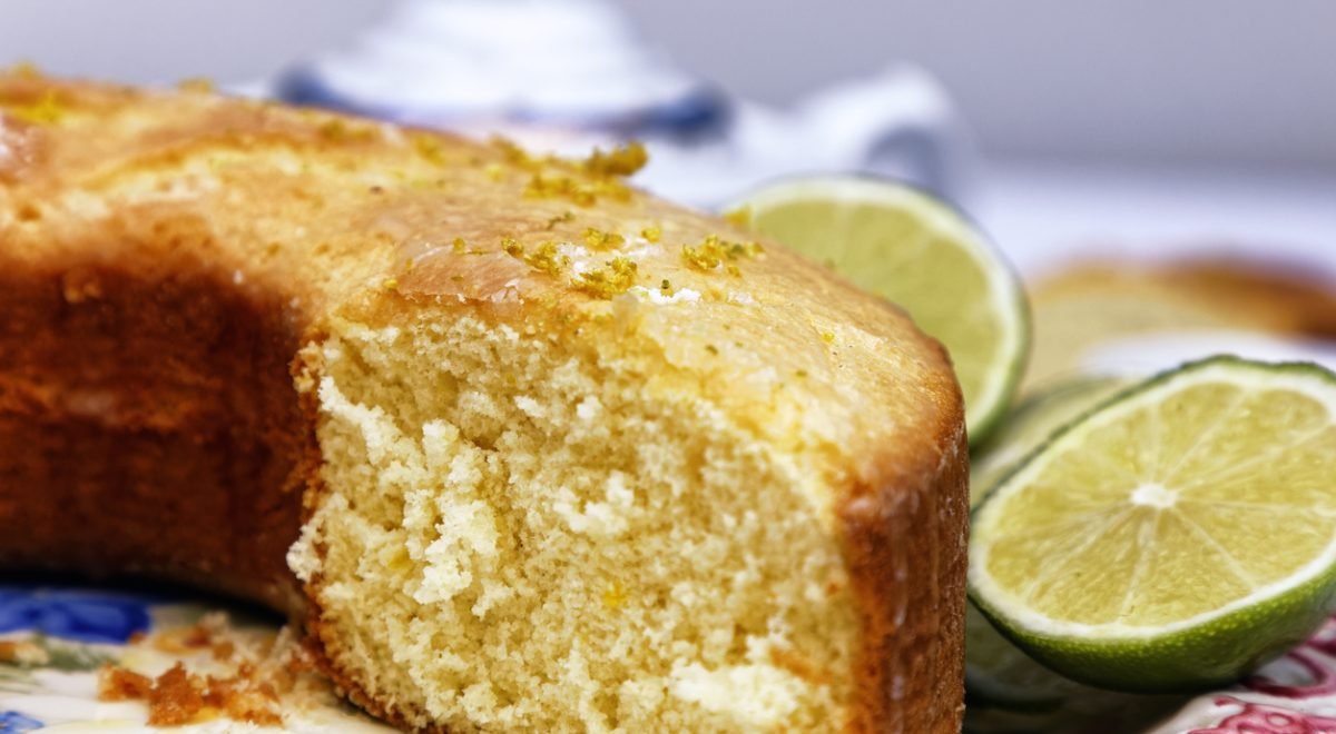 Bolo de limão - iStock - Imagem ilustra bolo de limão fatiado