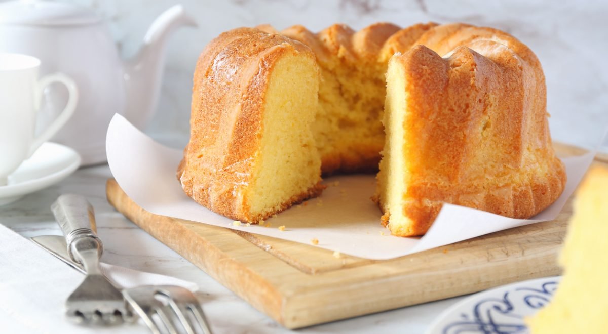 Bolo de iogurte - iStock - Imagem ilustra bolo de iogurte fatiado