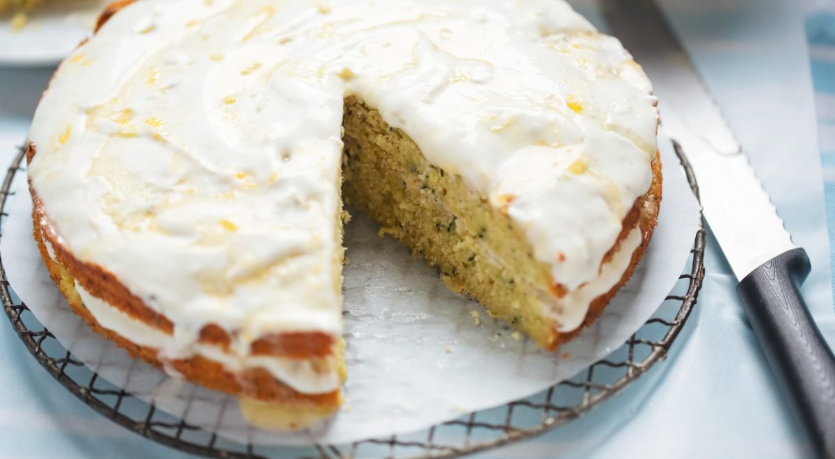 Bolo de limão - iStock - Imagem ilustra bolo de limão com cobertura
