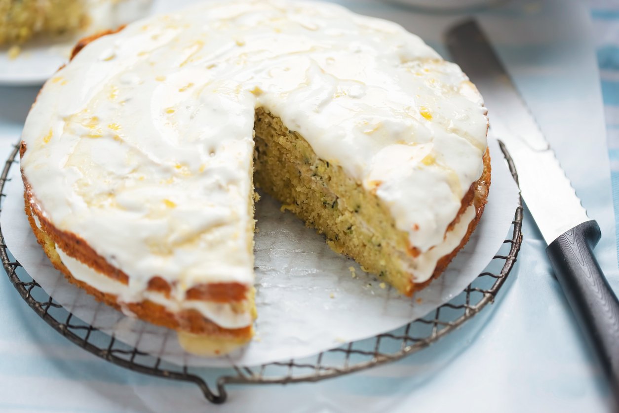 Bolo de limão fofinho com cobertura cremosa: sobremesa deliciosa e diferente