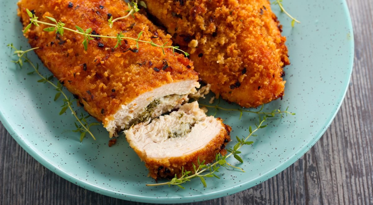 Peito de frango - iStock - Imagem ilustra peito de frango cortado com recheio