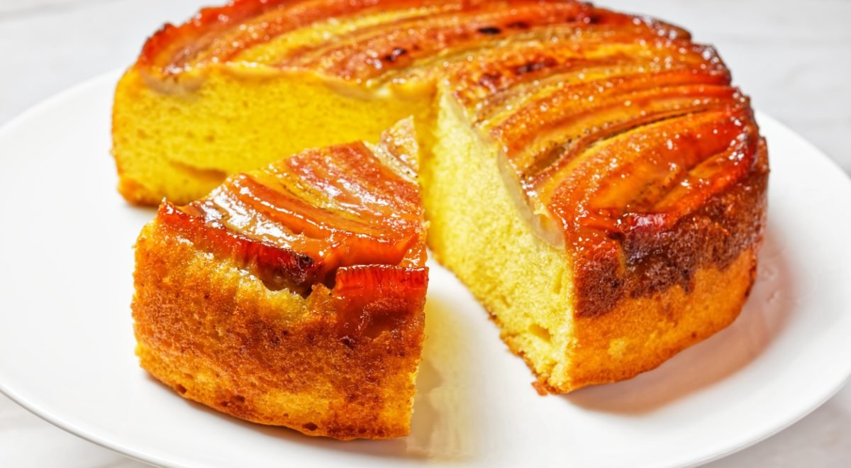 Bolo de banana caramelizada - iStock - Imagem ilustra bolo de banana caramelizado em fatias