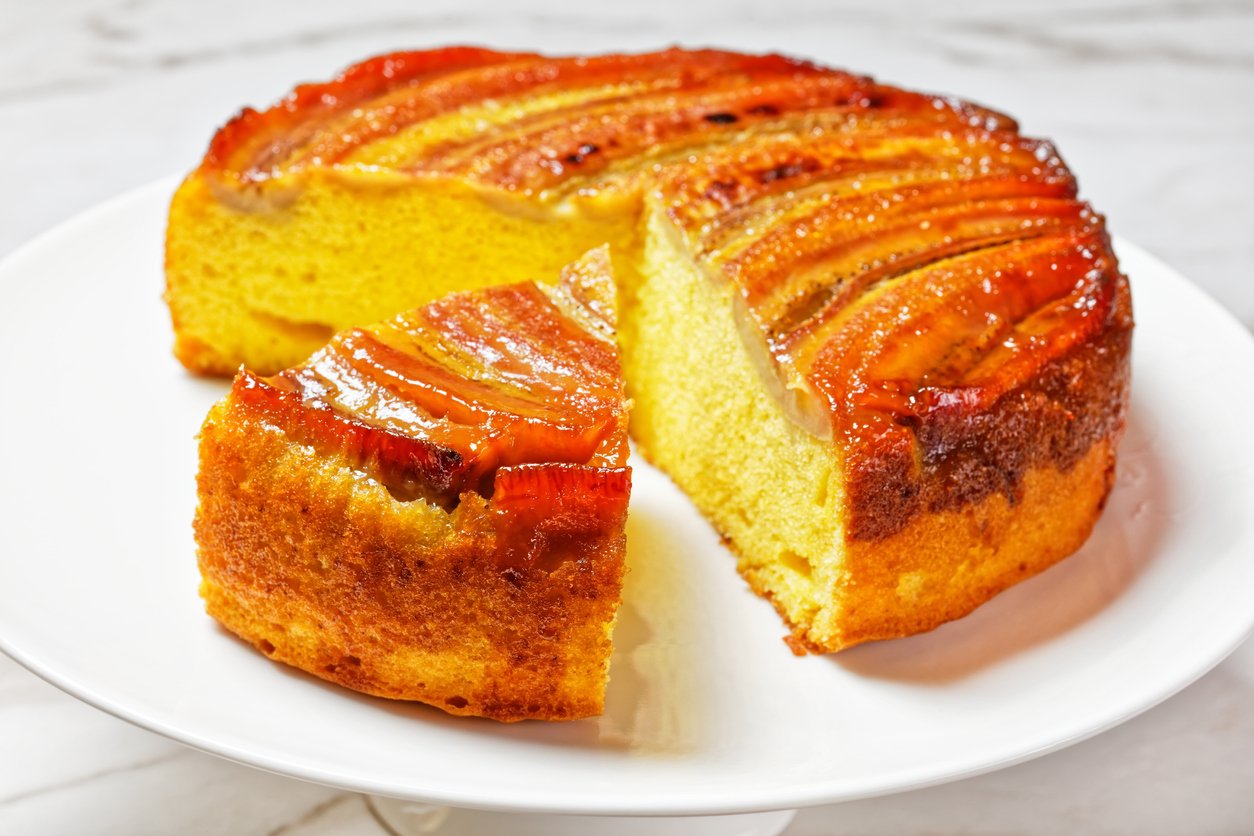 Banana caramelizada! Faça esse bolo docinho e sem farinha de trigo