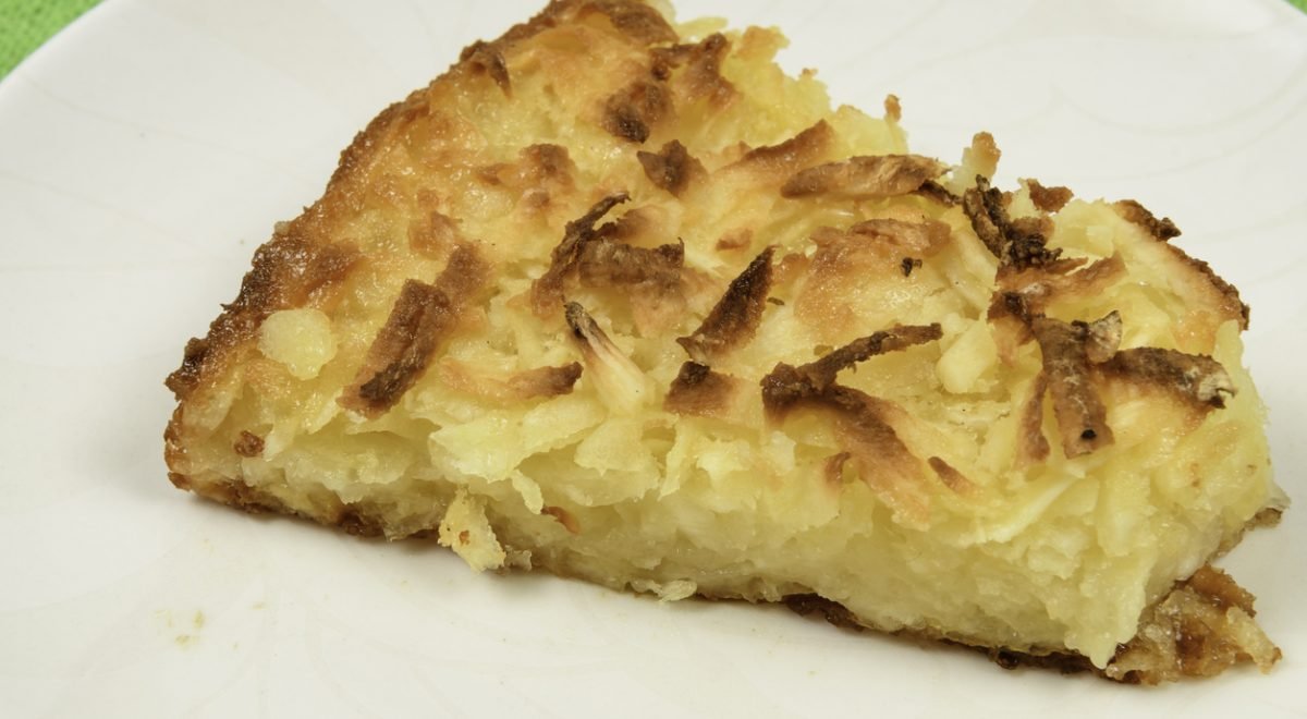 Bolo de cocada - iStock - Imagem ilustra fatia de bolo de cocada em prato branco