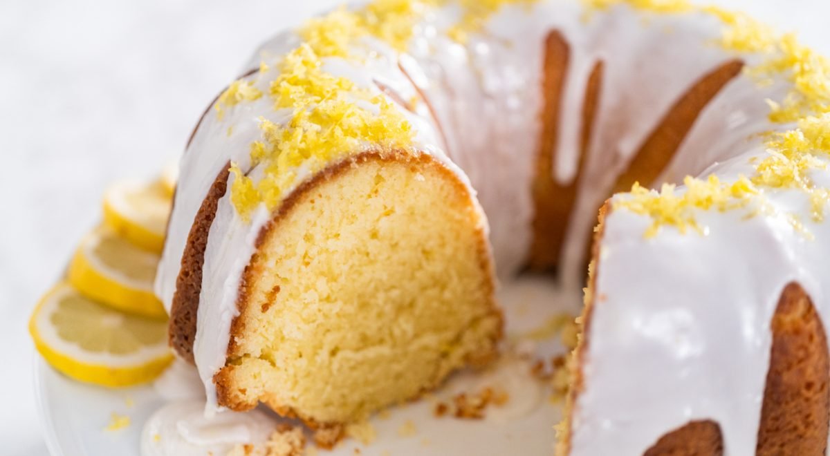Bolo de limão - iStock - Imagem ilustra bolo de limão fatiado