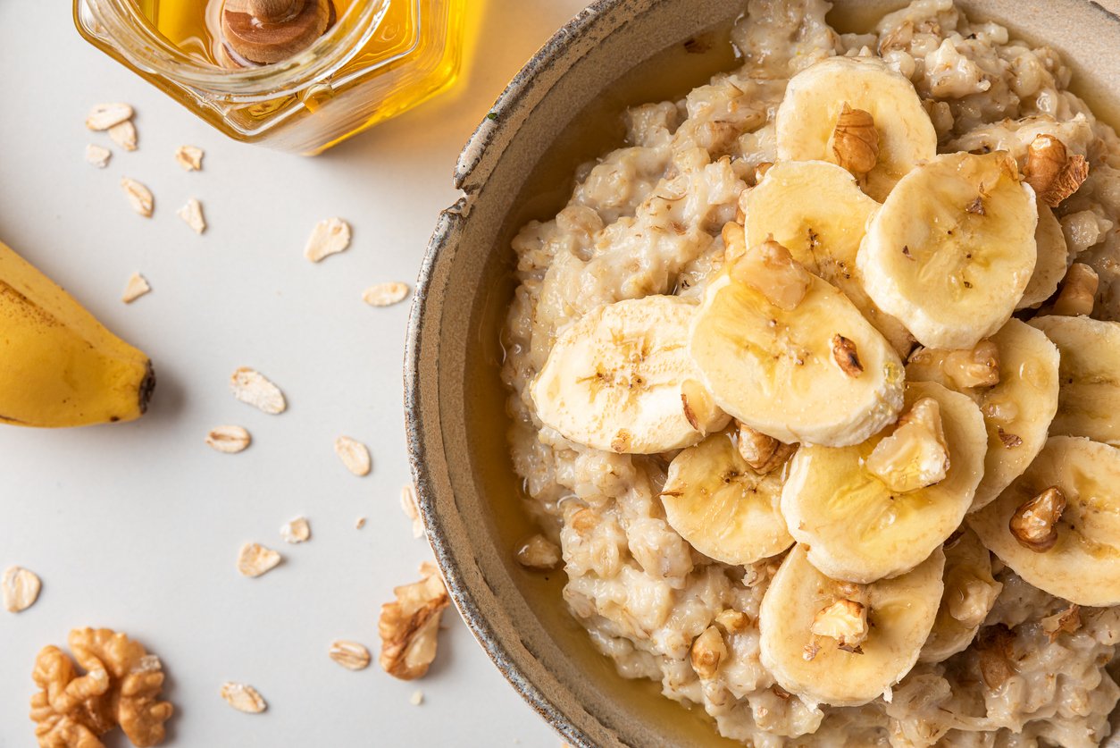 Mingau proteico para o café da manhã rápido: cremoso, docinho e perfeito para começar o dia com energia