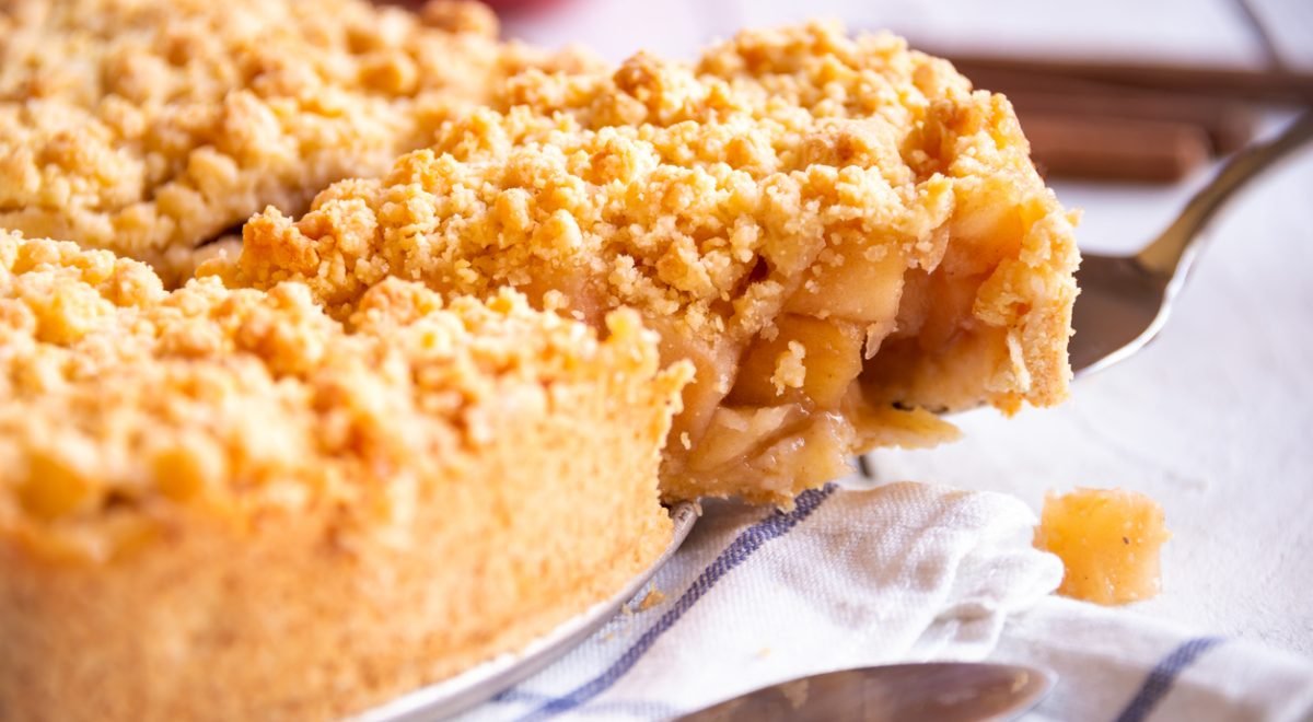 Bolo de limão crocante - iStock - Imagem ilustra bolo de limão fatiado com cobertura crocante