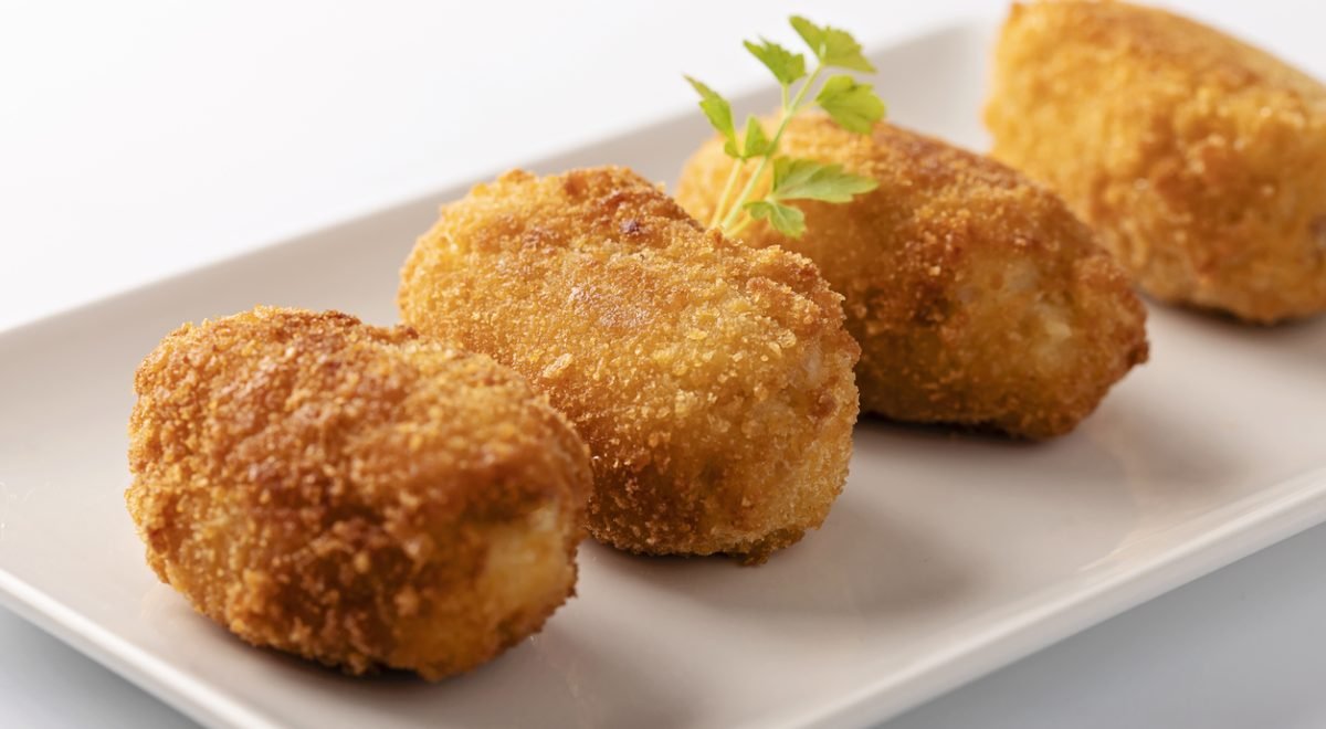 Bolinho de queijo e cenoura - iStock - Imagem ilustra bolinhos crocantes em prato branco