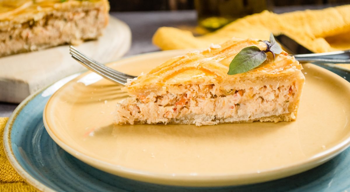 Tora de frango sem farinha - iStock - Imagem ilustra torta de frango fatiada