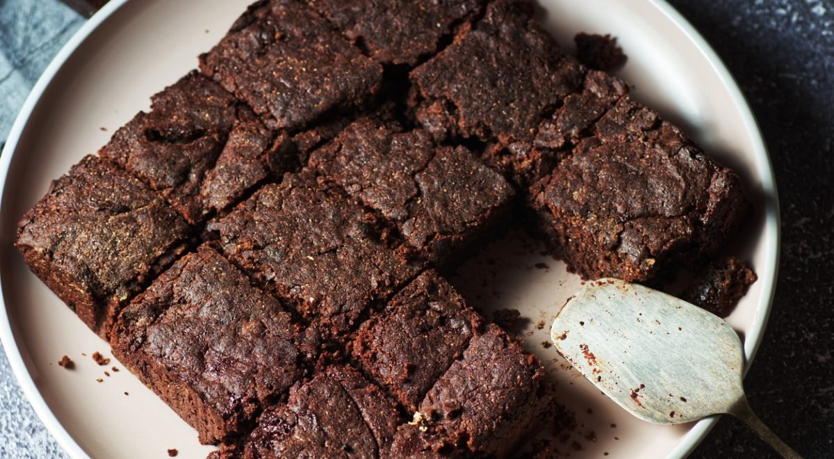 Brownie fit - iStock - Imagem ilustra brownie cortado