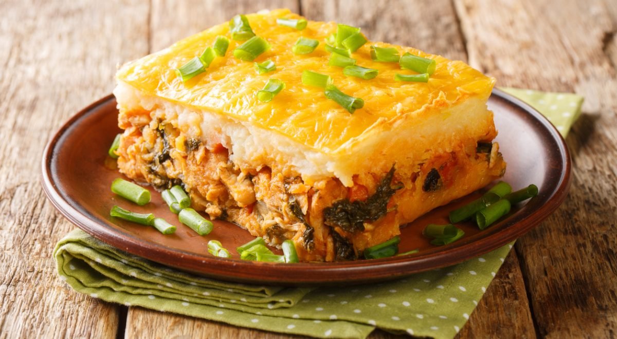 Escondidinho de frango - iStock - Imagem ilustra pedaço de escondidinho em prato