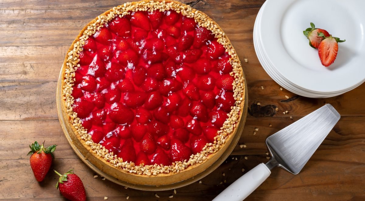Torta de iogurte e morango - iStock - Imagem ilustra torta de iogurte e morango