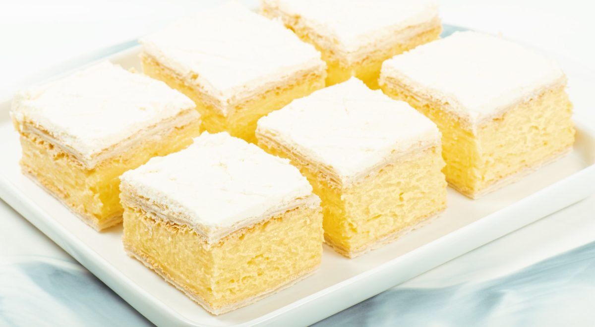 Bolo de fubá e coco - iStock - Imagem ilustra bolo de fubá fatiado com cobertura de coco