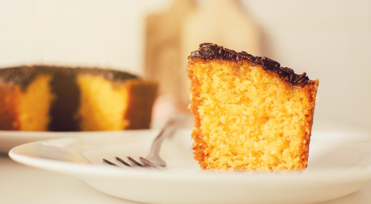 Slice of Carrot Cake, Brazilian Snack with chocolate - Imagem ilustra bolo de cenoura fatiado em prato branco