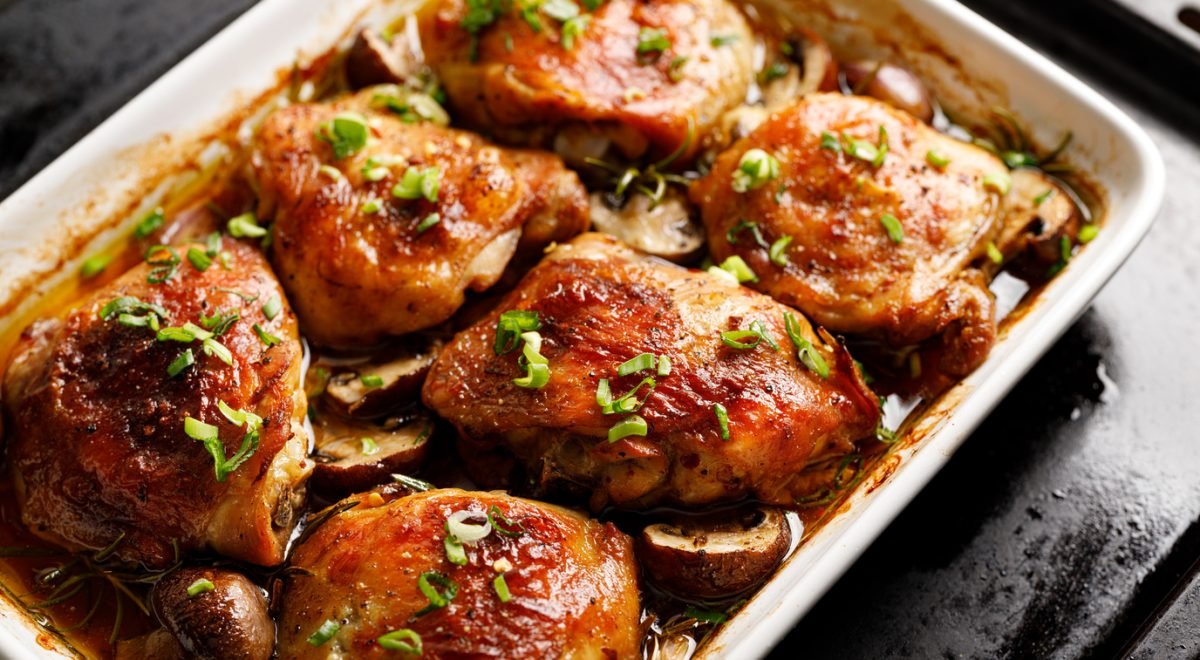 Frango - iStock - Imagem ilustra pedaços de frango em travessa