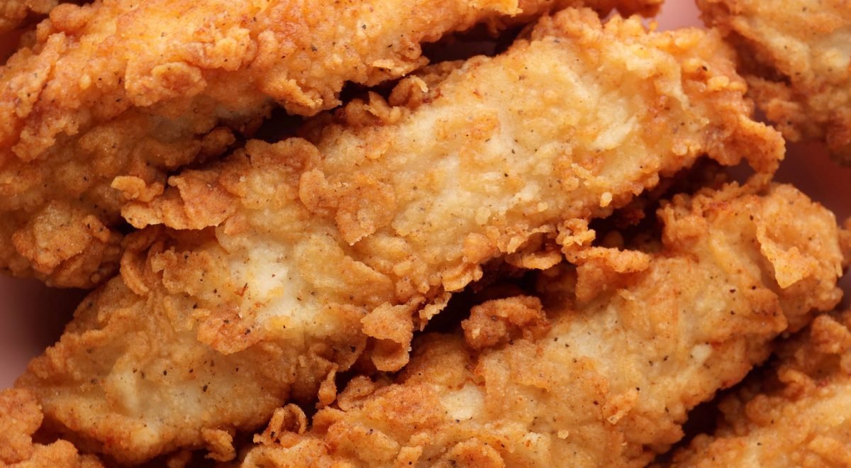Filezinhos de frango - iStock - Imagem ilustra filetes de frango