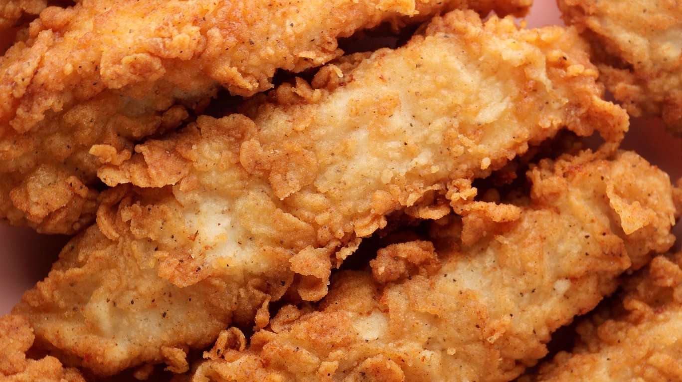 Saudável e rápido: Filezinho de frango empanado na airfryer sem óleo e muito crocante!