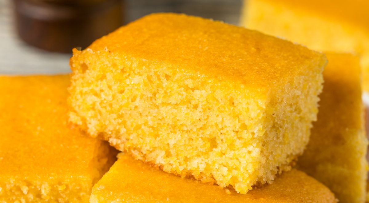 Bolo de fubá - iStock - Imagem ilustra bolo de fubá em pedaços