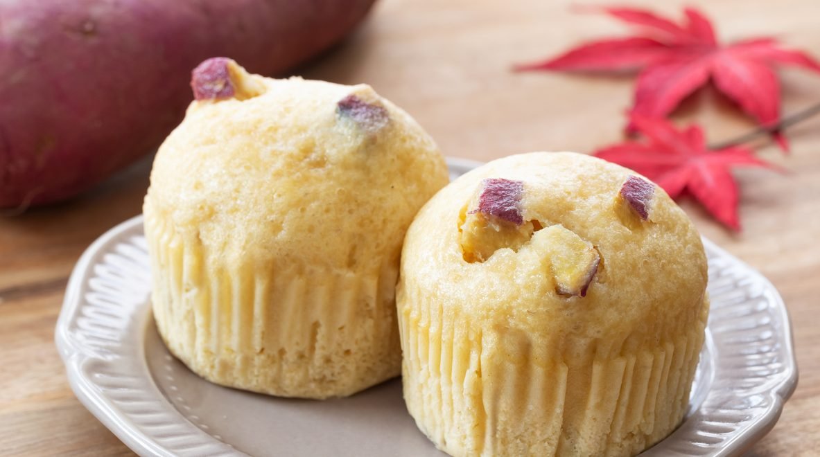 Pãozinho de batata-doce - iStock - Imagem ilustra pães de batata-doce em prato branco