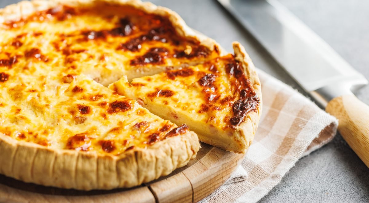 Quiche sem massa - iStock - Imagem ilustra quiche sem massa fatiada