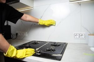 3 receitas caseiras para deixar os azulejos da cozinha livres de gordura