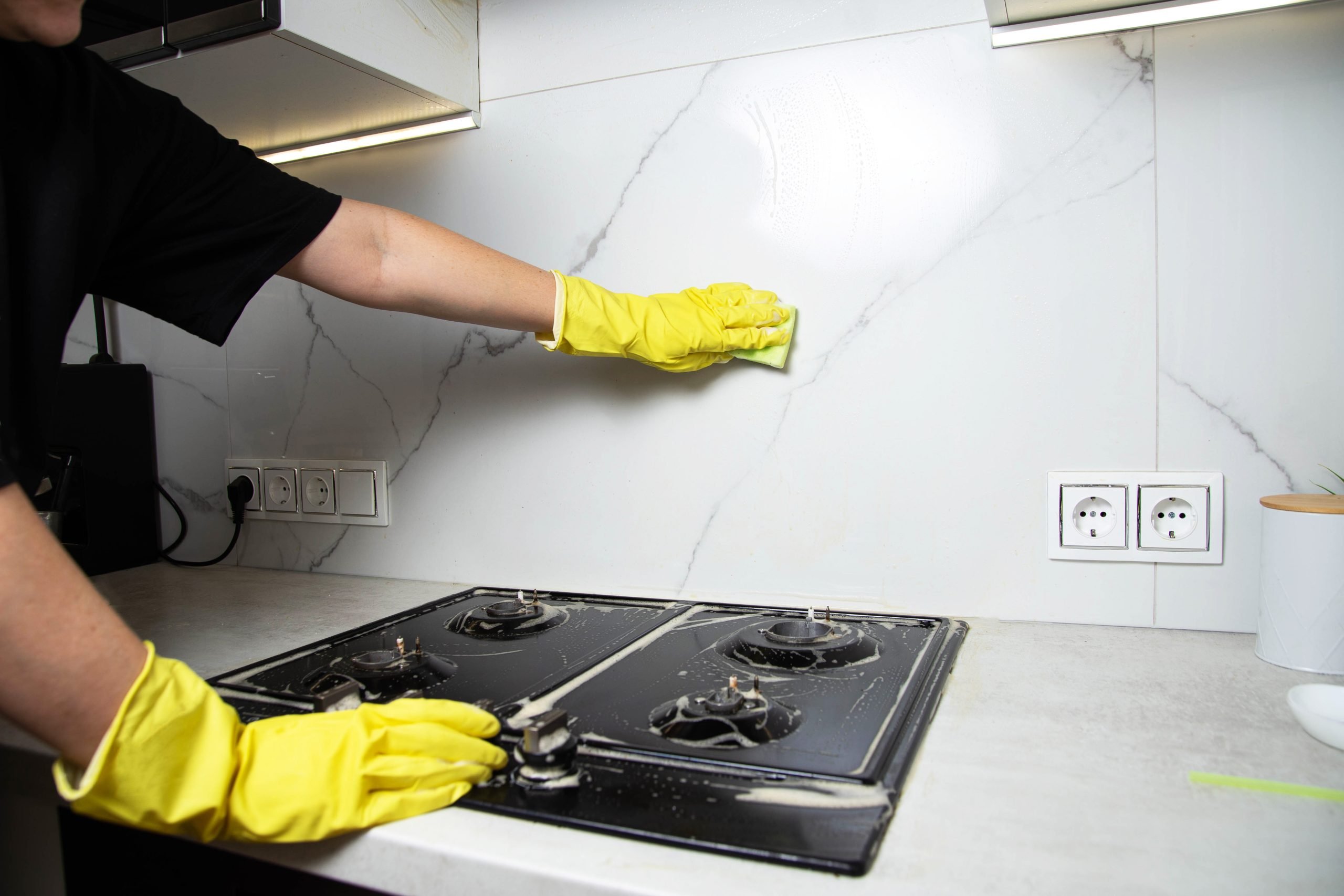3 receitas caseiras para deixar os azulejos da cozinha livres de gordura